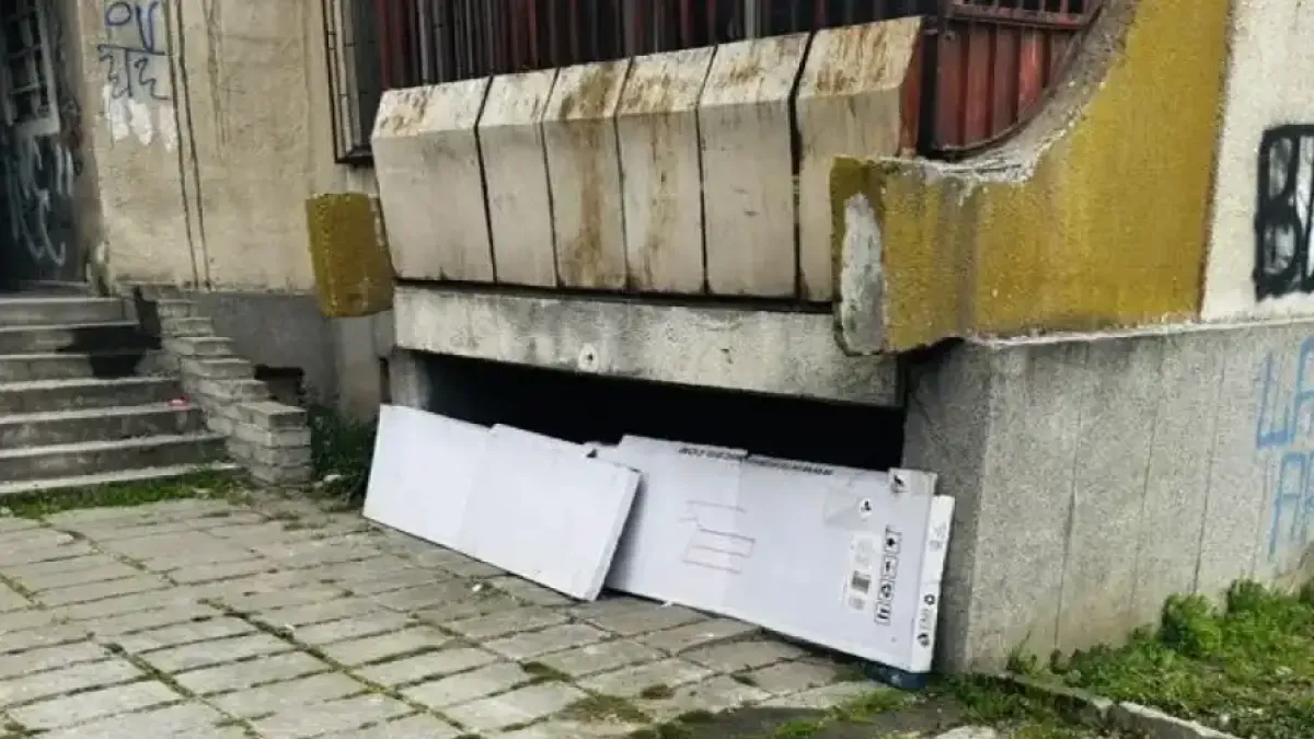 Майка й малкото й момиче живеят под тераса на блок в Пловдив