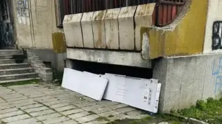 Майка й малкото й момиче живеят под тераса на блок в Пловдив