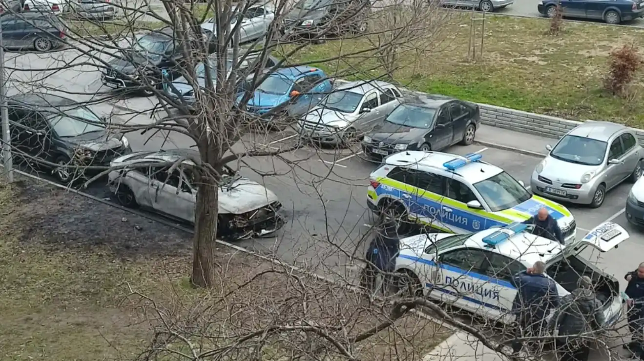 Среднощен пожар изпепели BMW пред блок в кв. „Кайсиева градина“ във Варна