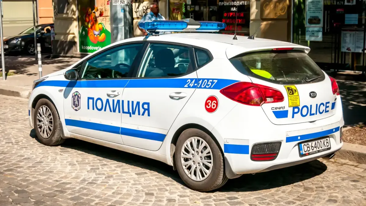 Преследване в Лом: Пиян шофьор се вряза в дърво и две патрулки