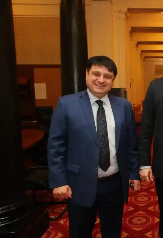 Политика вместо цветя: Хората на Радев се настаняват в бивш цветарски магазин в Самоков