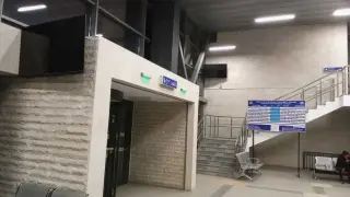 Само пет години след ремонта: жп гарата в Карнобат отново се руши