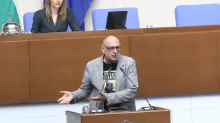 „Приспиват и кукумявка“: Любен Дилов се оправда за дрямката си с речите на ПП-ДБ