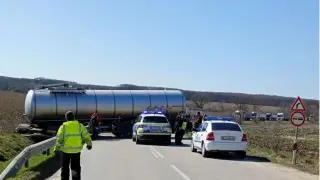 Влекач с цистерна се завъртя и блокира път в Търновско