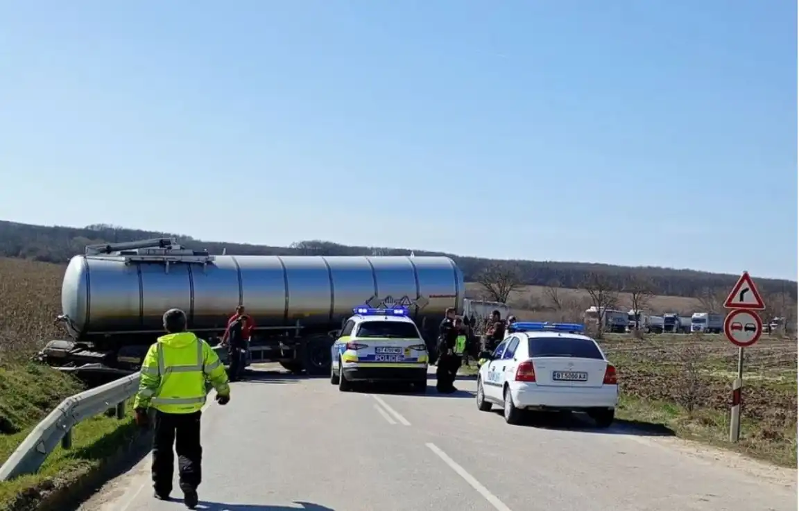 Влекач с цистерна се завъртя и блокира път в Търновско
