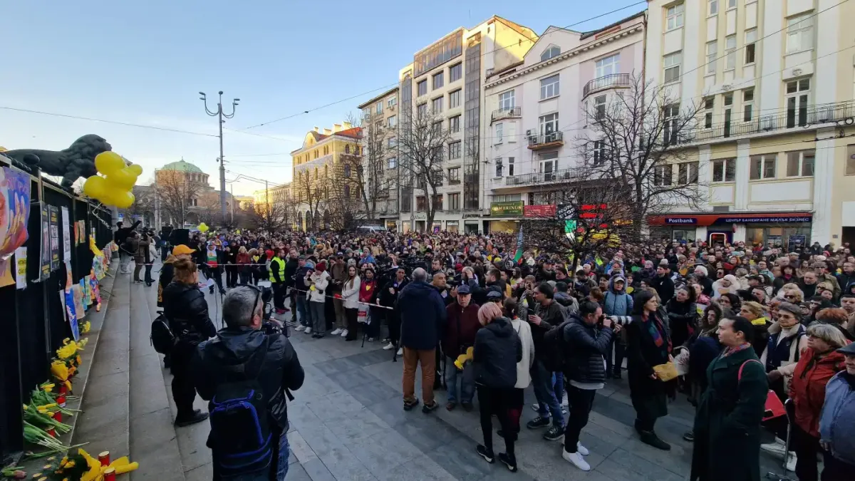 Протест пред Съдебната палата на близките на загиналите на "Петрохан" и Околчица