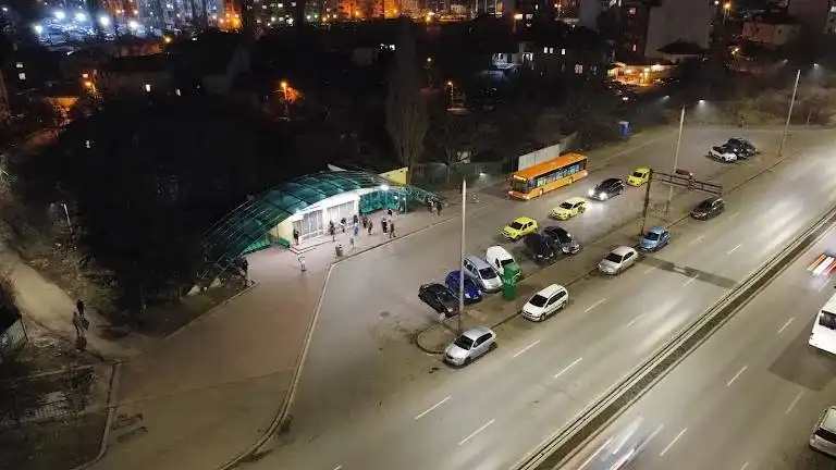 С тръби, спрейове и боксове: Банда от 15 души ограби слизащи от метрото в София