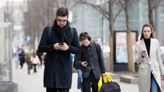 Прекъсвания в Москва: жители търсят пейджъри, радиостанции и стационарни телефони заради липса на интернет