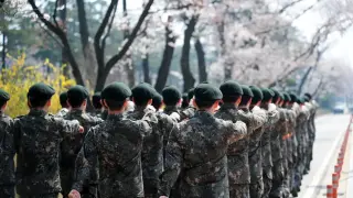 Танцьорка с къс топ и пола изпълни танц пред войници в Южна Корея