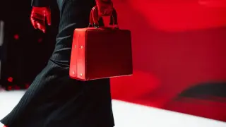 Червената чанта ще е модният хит на пролет 2026