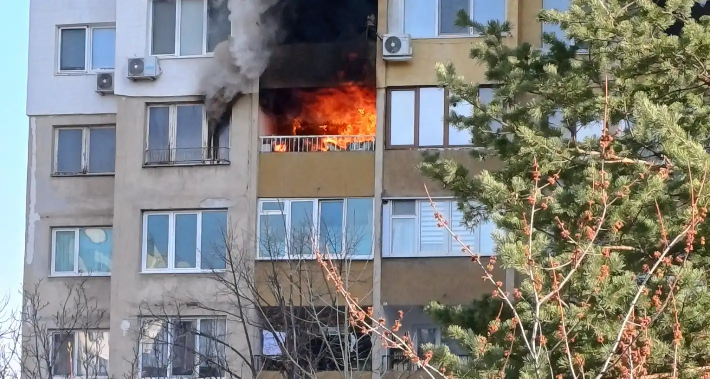 Огнеборци с противогази се борят с пожар в столичен блок