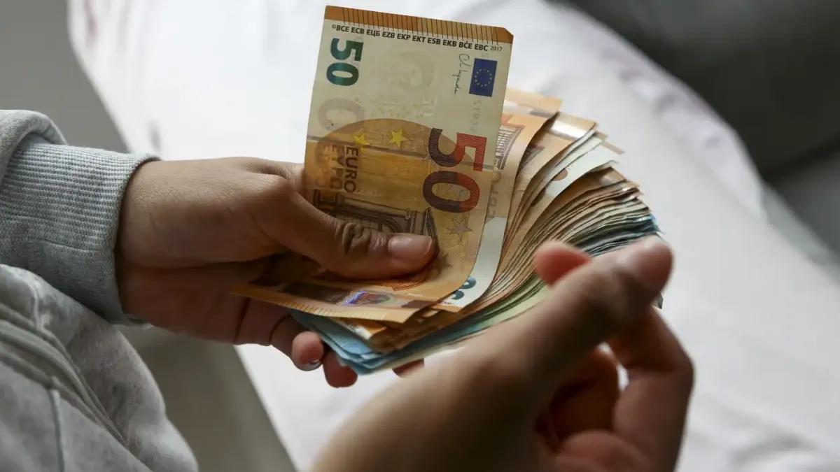 НСИ отчете ръст, но 70% не го усещат: заплатите разделят България