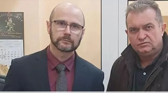 Само за три седмици Янкулов два пъти публикува снимки и дори видео с добре познатия професионален протестър и пощенска кутия за доноси и компромати Георги Георгиев, по-известен като Жоро Боеца