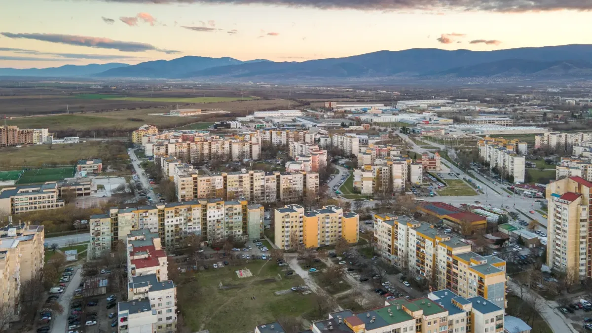 Семейството с деца, живяло под тераса в Пловдив, е настанено в център