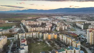 Семейството с деца, живяло под тераса в Пловдив, е настанено в център