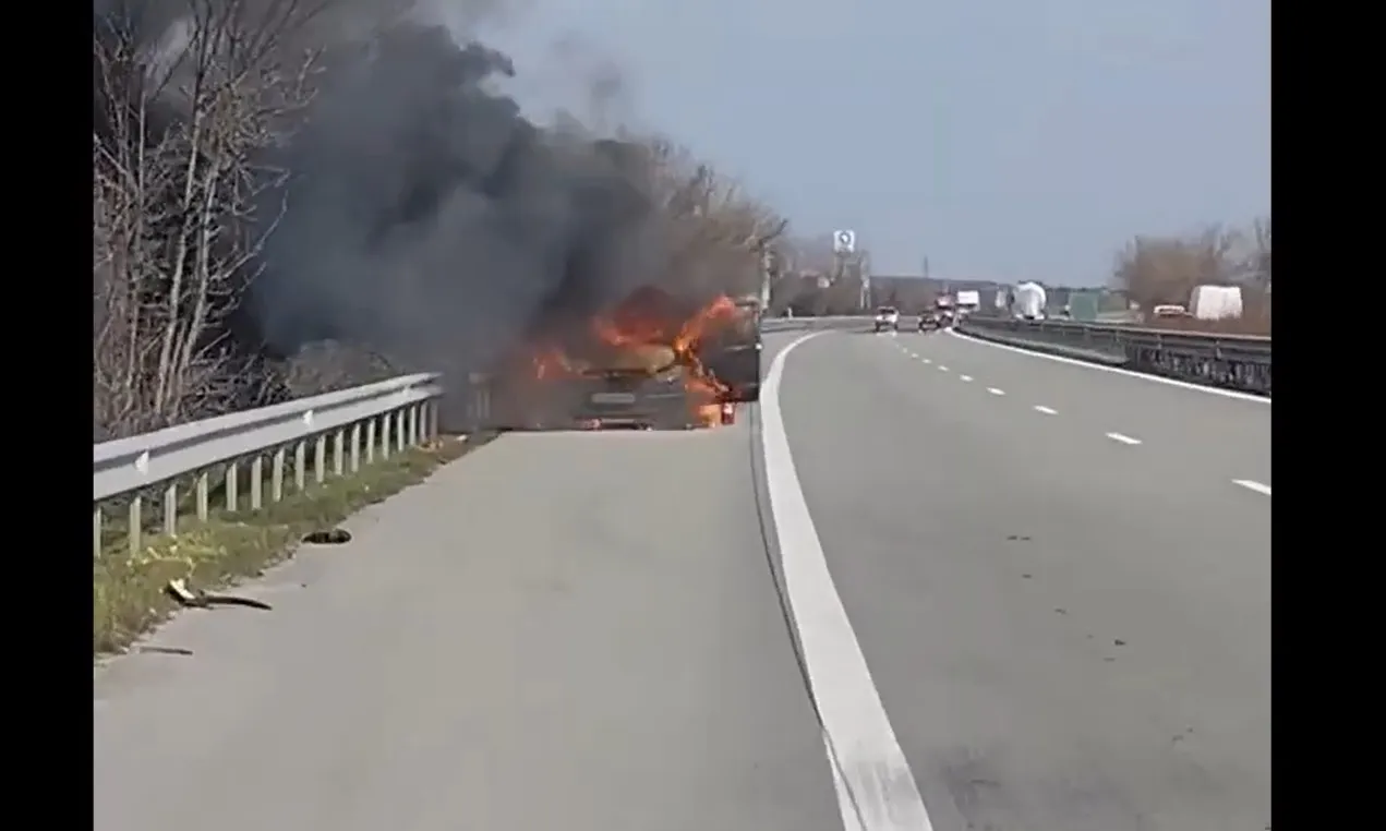 Кола гори на магистрала "Тракия"