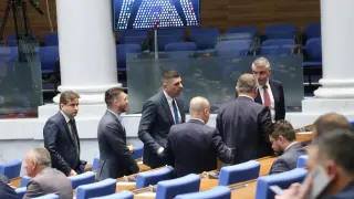 ПП и ДБ щели да пестят 2 милиона от охраната на Борисов и Пеевски?! Служители на НСО ли ще уволняват?