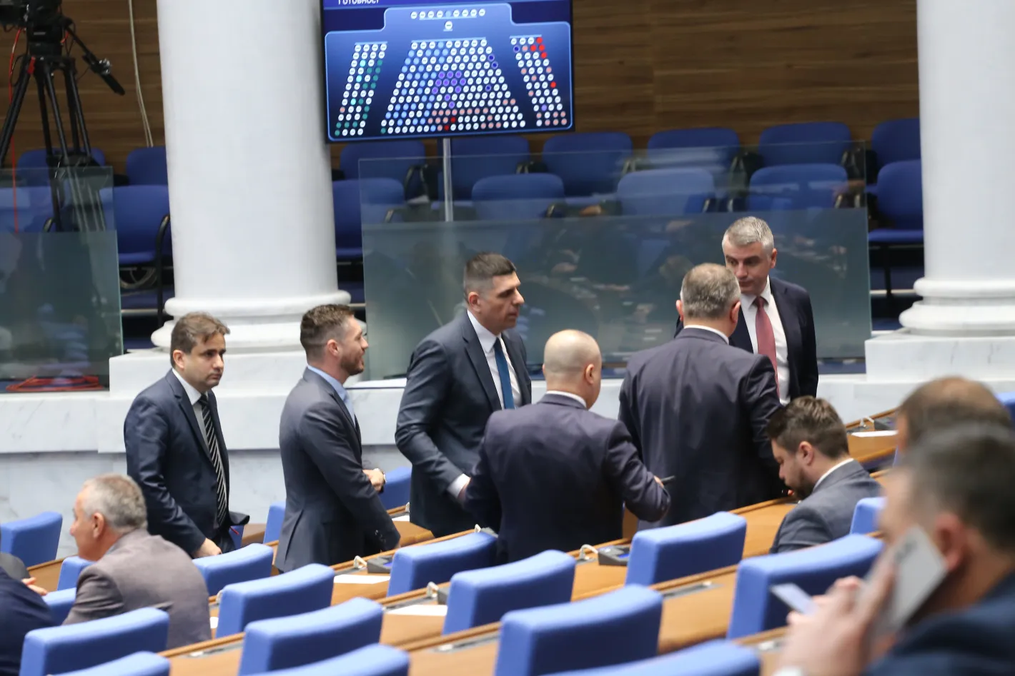 След развода на ПП-ДБ: разместване в парламента, кой колко депутати вкарва