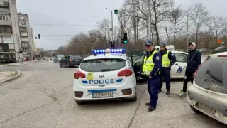 Спецакция в Петрич! Ромският квартал е под обсада
