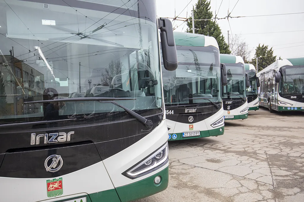 Малолетни строшиха стъкло на движещ се автобус в Стара Загора с камъни