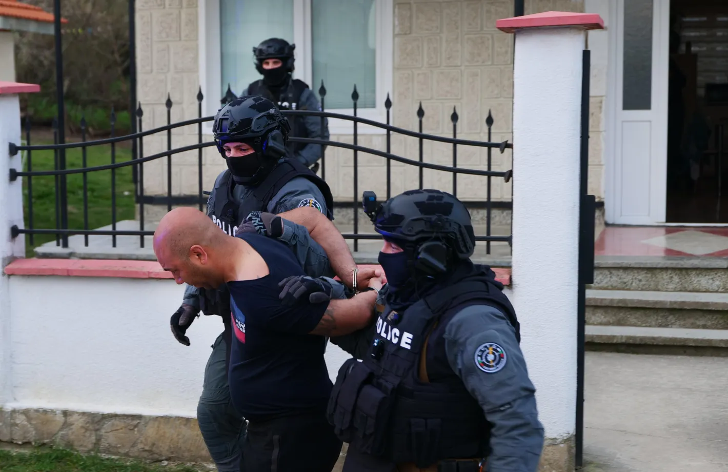 Властите арестуваха в България участник в палеж на оръжеен склад в Чехия