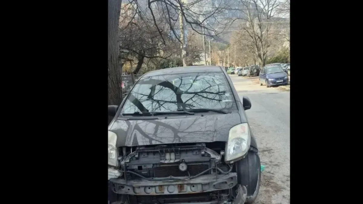 Инцидент във Враца: Валя паркира колата си, намери я смачкана