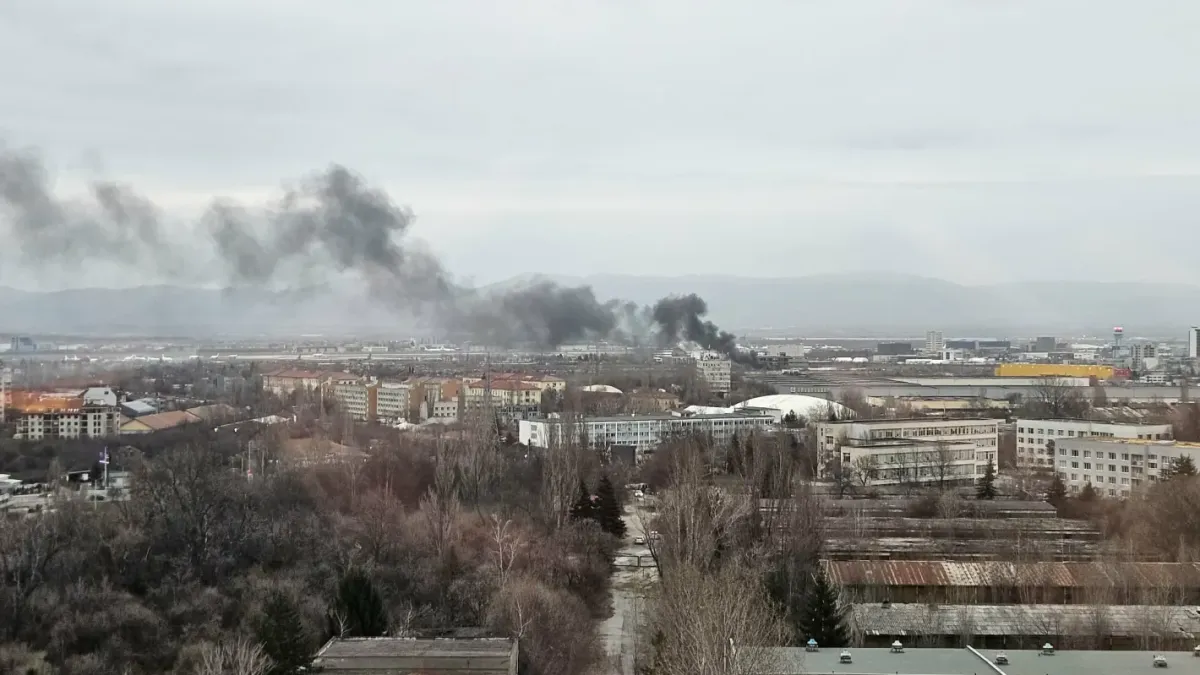Гъст черен дим се издига в района на столичното летище