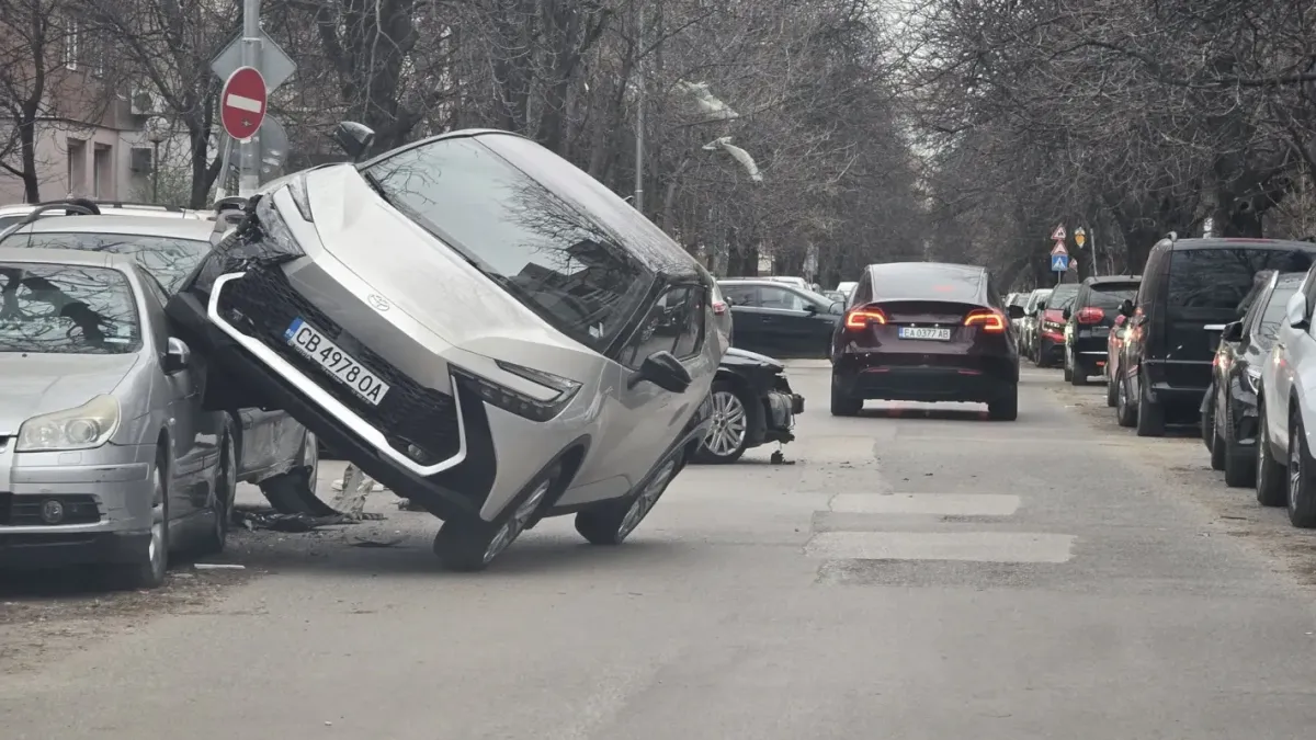 Автомобил се качи върху друг при пътен инцидент в София
