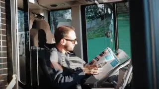 Демонстрираха автономен автобус, шофьорът чете вестник