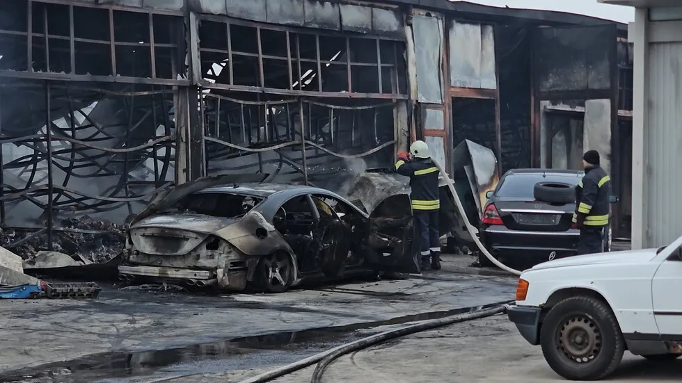 Огромен пожар в автоморга в Хасково, 50 коли и 2 халета са унищожени