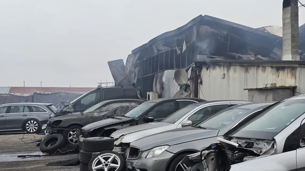 Огромен пожар в автоморга в Хасково, 50 коли и 2 халета са унищожени