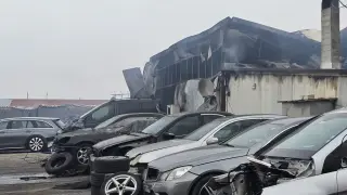 Огромен пожар в автоморга в Хасково, 50 коли и 2 халета са унищожени