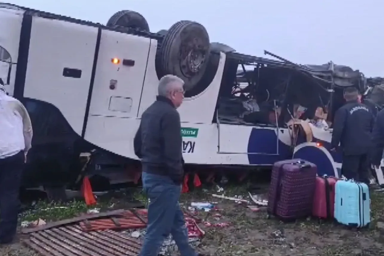 Пет жертви и над 20 ранени в Турция: Автобус се обърна в Адана, семейство загина при челен сблъсък