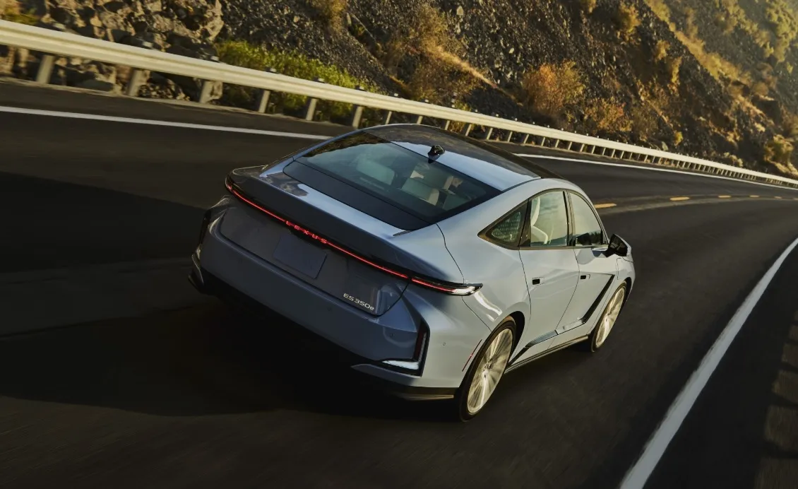Големи промени: Новият Lexus ES излиза на пазара, ясна е и цената
