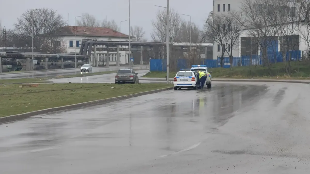 Гонка с полиция в Русе завърши с катастрофа на кръгово