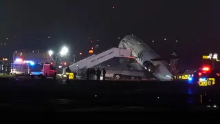 Самолет на Air Canada се сблъска с противопожарен автомобил в Ню Йорк