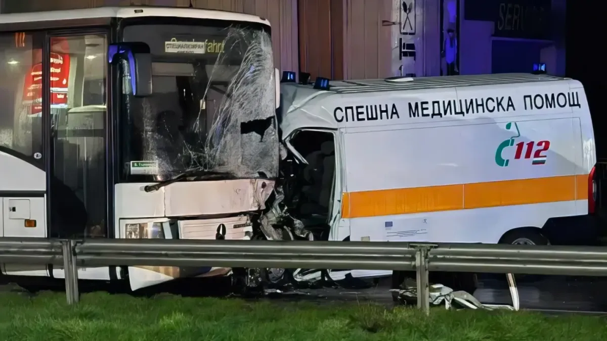 Съобщиха как е бебето от смъртоносната катастрофа с линейка, спешни медици с гневно писмо