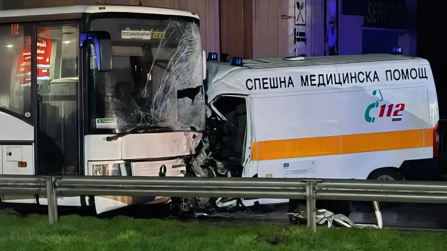 Съобщиха как е бебето от смъртоносната катастрофа с линейка, спешни медици с гневно писмо