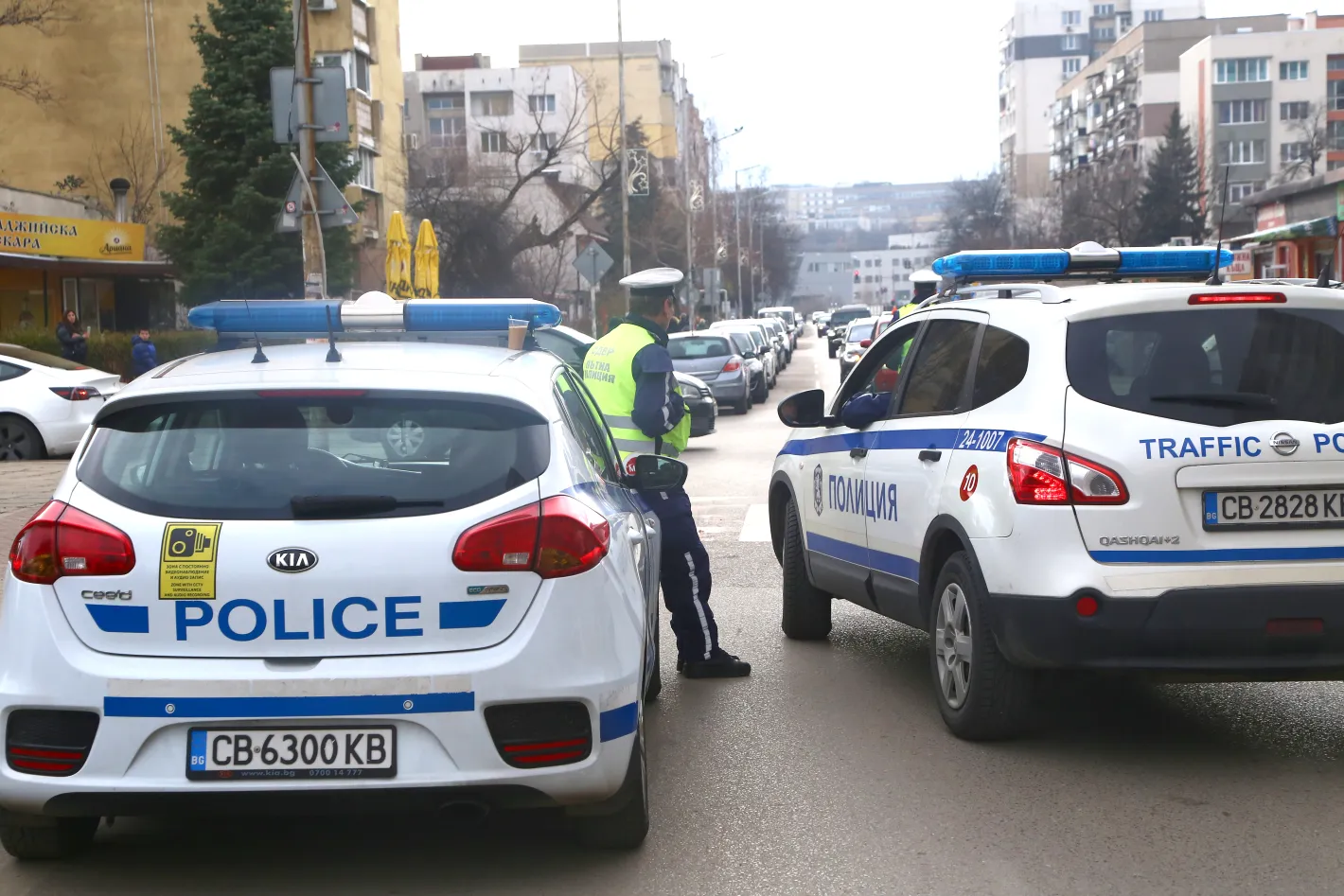 Заловиха микробус с мигранти в "Лев Толстой" в София, шофьорът се издирва