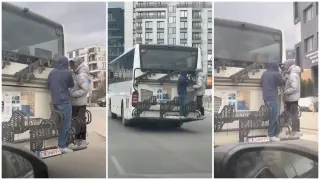Младежи се возят на гърба на автобус в София