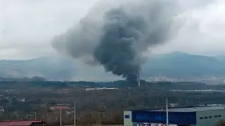 Огромен пожар в Перник - черният дим се вижда от далеч