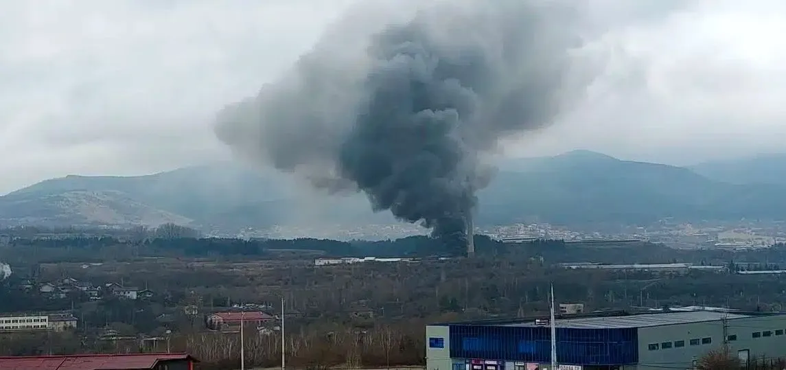 Огромен пожар в Перник - черният дим се вижда от далеч