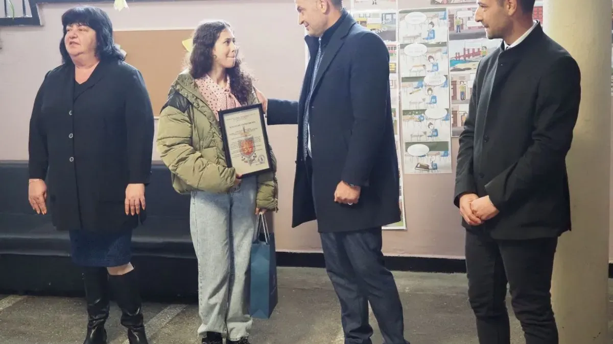 13-годишно момиче върна изгубена пенсия и получи отличие за честност