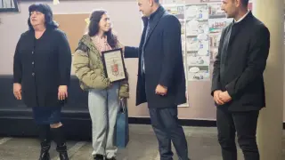 13-годишно момиче върна изгубена пенсия и получи отличие за честност