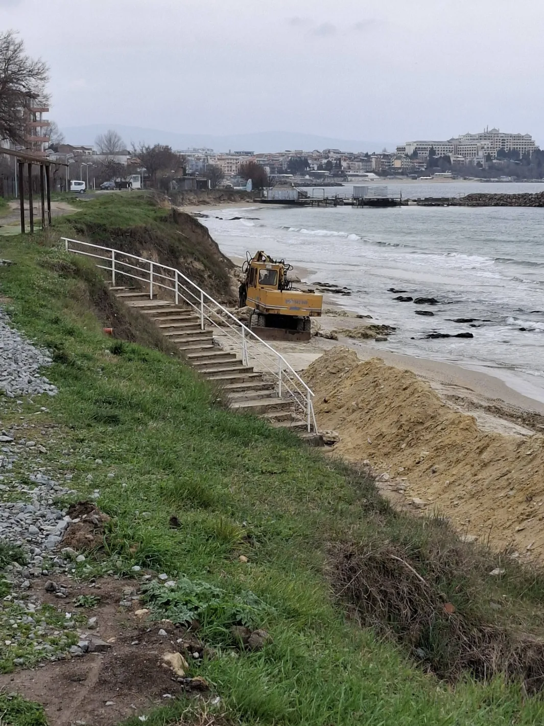 Заснеха багер на плажа в Несебър, хората се притесниха