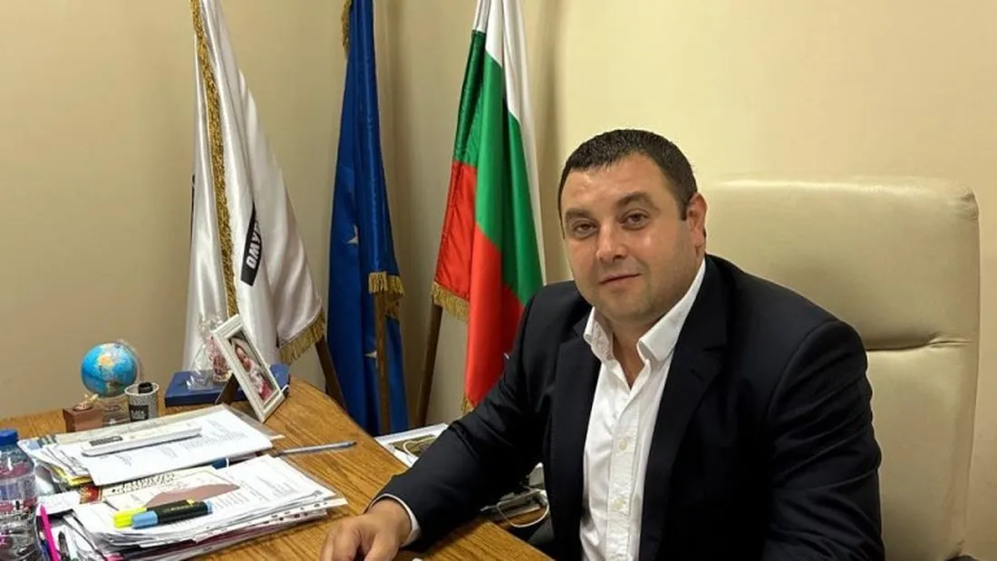Бивш кмет на Омуртаг се снима с възглавничка до Румен Радев
