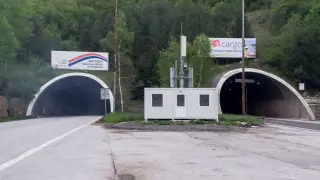 ТИР се завъртя на "Хемус", има пръснати части по магистралата