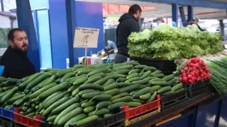КЗК ще проверява дали веригите натискат земеделски производители