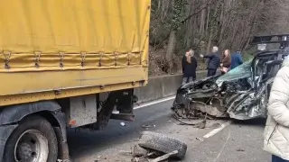 Смазана до неузнаваемост кола след челен удар с камион край Бачково
