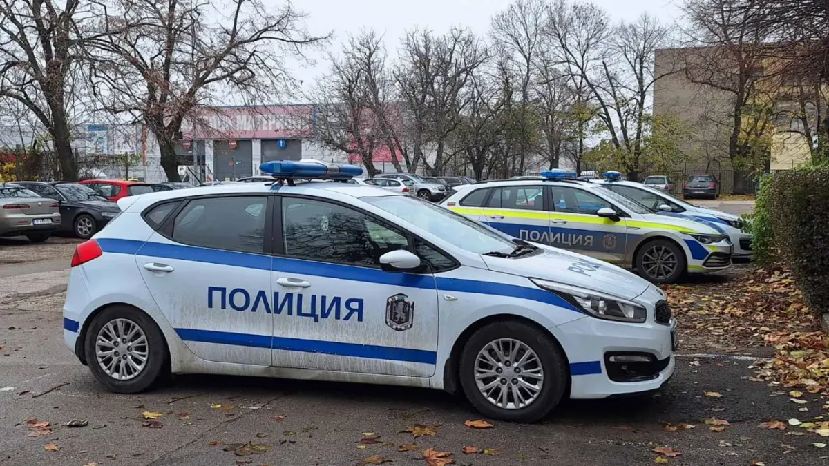 Камери в русенски мол заснеха двама тийнейджъри да крадат телефон от магазин